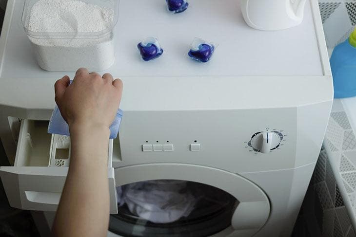 Aggiungere il detersivo in polvere in uno scomparto del cassetto della lavatrice