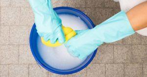 Ajoutez ceci à l'eau que vous utilisez pour nettoyer les sols, votre maison brillera de propreté