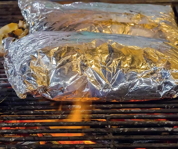 Aliments qui cuisent dans du papier aluminium