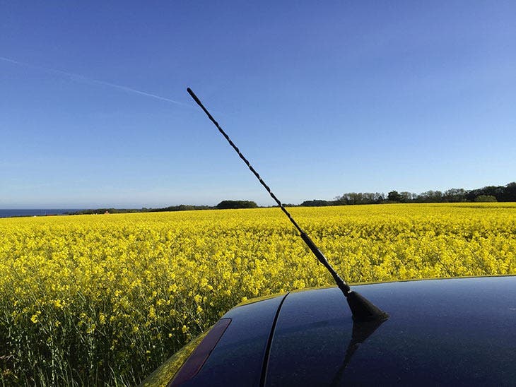 Faut-il enlever son antenne avant de laver sa voiture ?