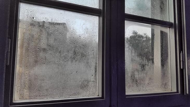 Aparición de humedad en la ventana.