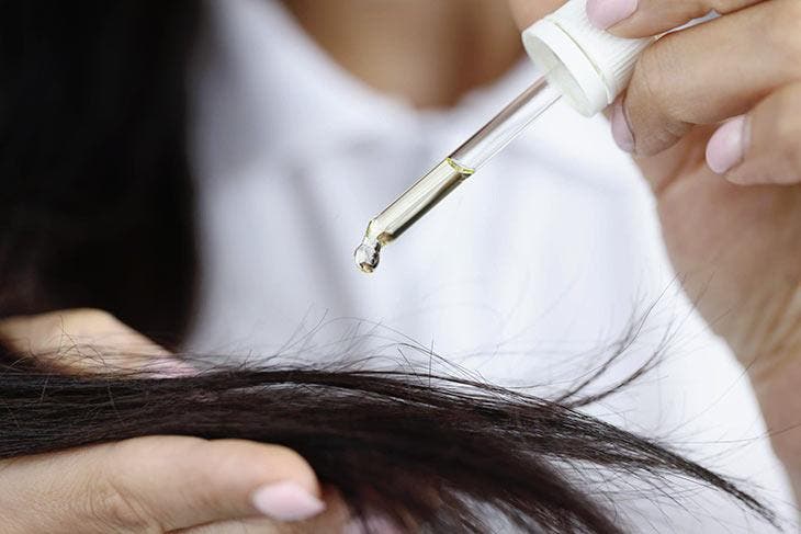 Aplique óleo de mamona no cabelo