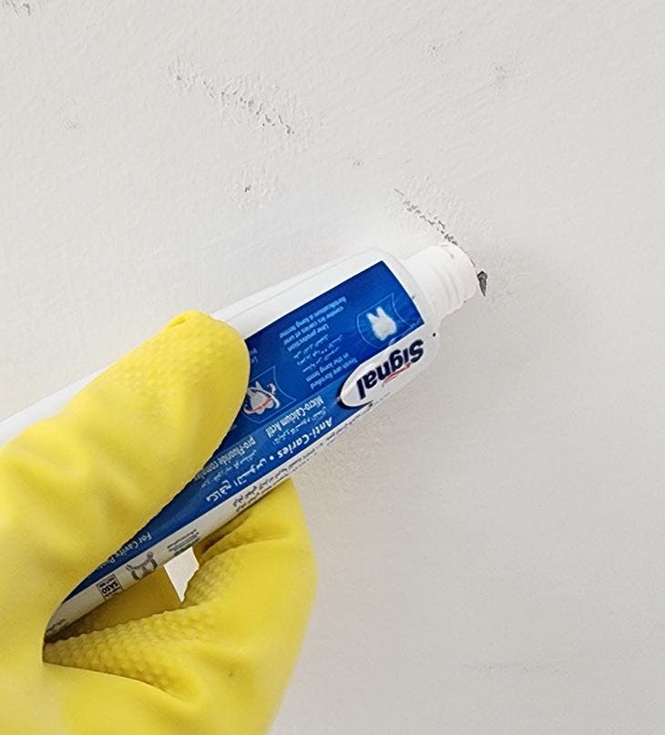 Aplicar pasta de dente em uma parede