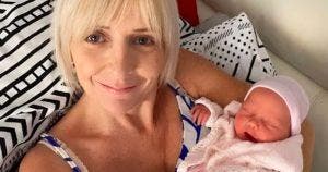 Après 25 ans de lutte, Helen Dalglish, 53 ans, réalise enfin son rêve de maternité