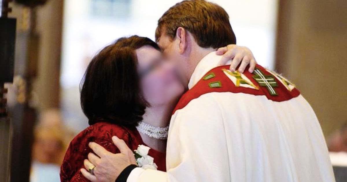 Après avoir trouvé l'amour, ce prêtre quitte l'église après 25 ans pour vivre avec la femme qu’il aime
