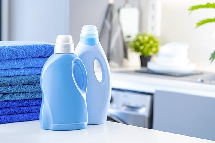 Suavizante de telas y botella de detergente