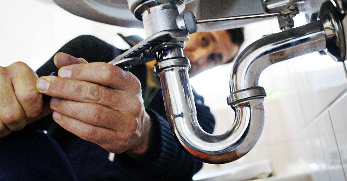 Astuces de grand-mère ou artisan quel est le bon choix pour les problèmes de canalisation