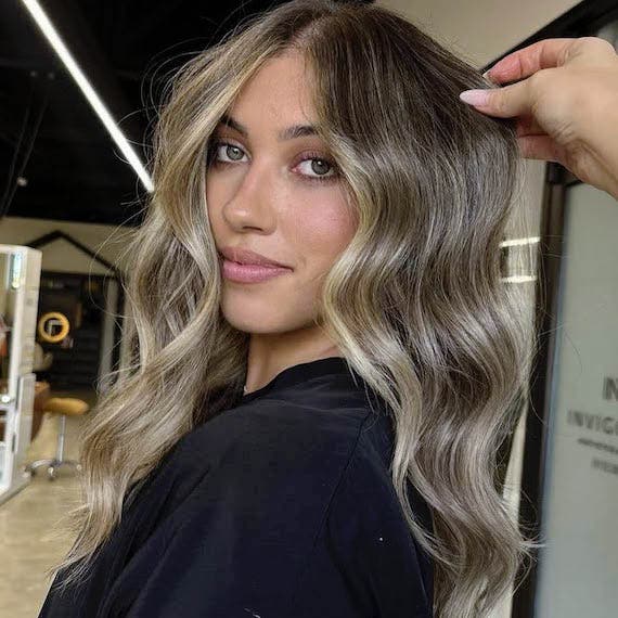 Balayage blond cendré ensoleillé Balayage blond cendré ensoleillé