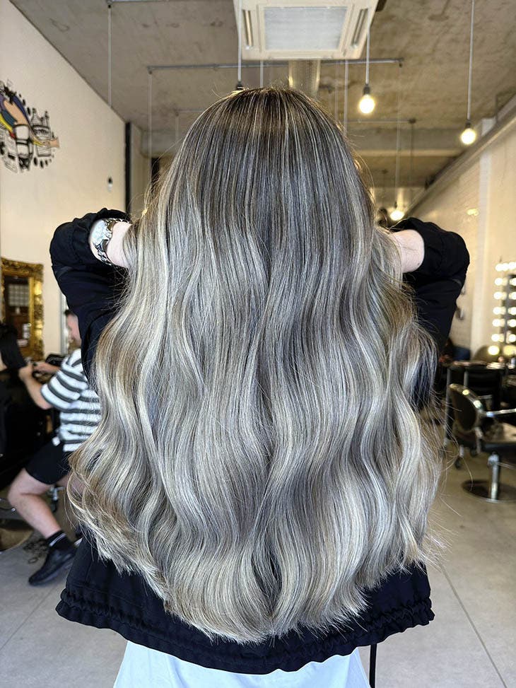 Balayage blond cendré sur cheveux longs Balayage blond cendré sur cheveux longs