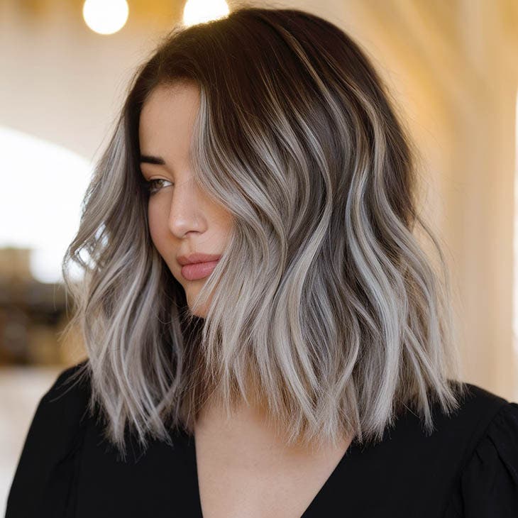 Balayage blond cendré sur cheveux mi-longs Balayage blond cendré sur cheveux mi-longs