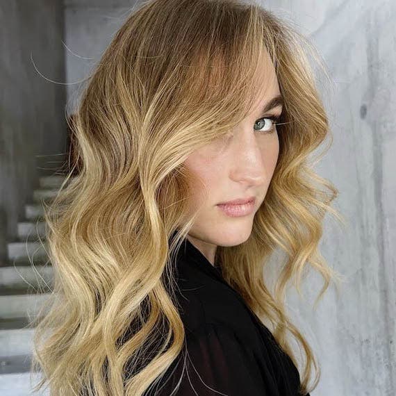 Balayage blond doré ensoleillé Balayage blond doré ensoleillé