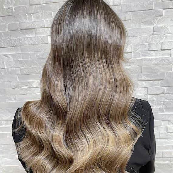 Balayage blond foncé neutre Balayage blond foncé neutre