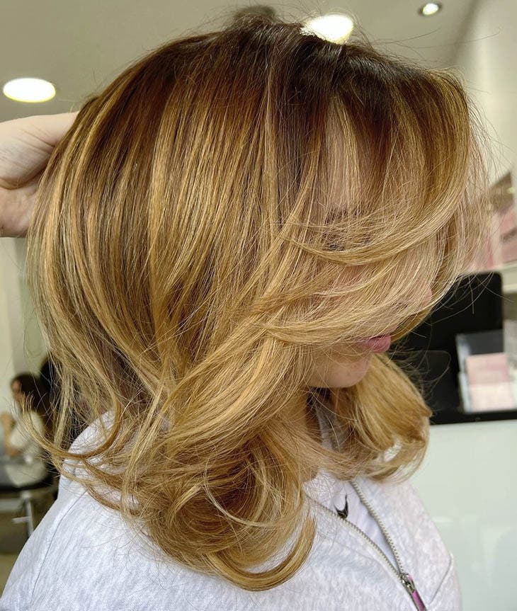 Balayage blond fraise foncé lumineux Balayage blond fraise foncé lumineux