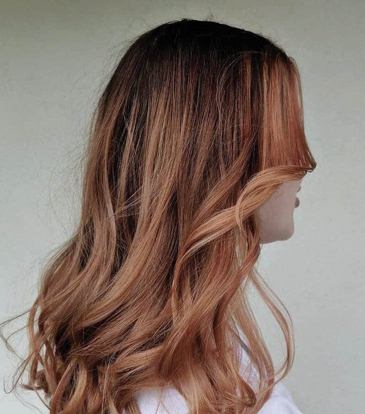 Balayage blond fraise sur cheveux foncés Balayage blond fraise sur cheveux foncés