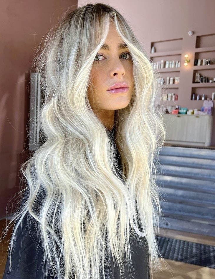 Balayage blond glacé avec mèches basses Balayage blond glacé avec mèches basses