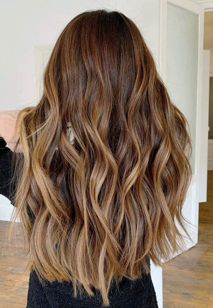 Balayage cuivré roux sur cheveux châtain clair Balayage cuivré roux sur cheveux châtain clair