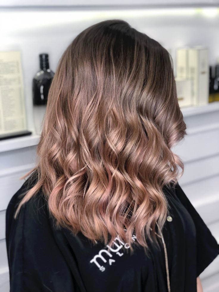 Balayage « rose gold » sur cheveux bruns Balayage « rose gold » sur cheveux bruns