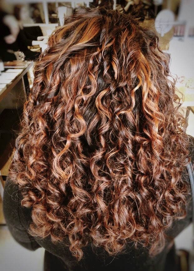 Balayage roux sur cheveux bouclés Balayage roux sur cheveux bouclés