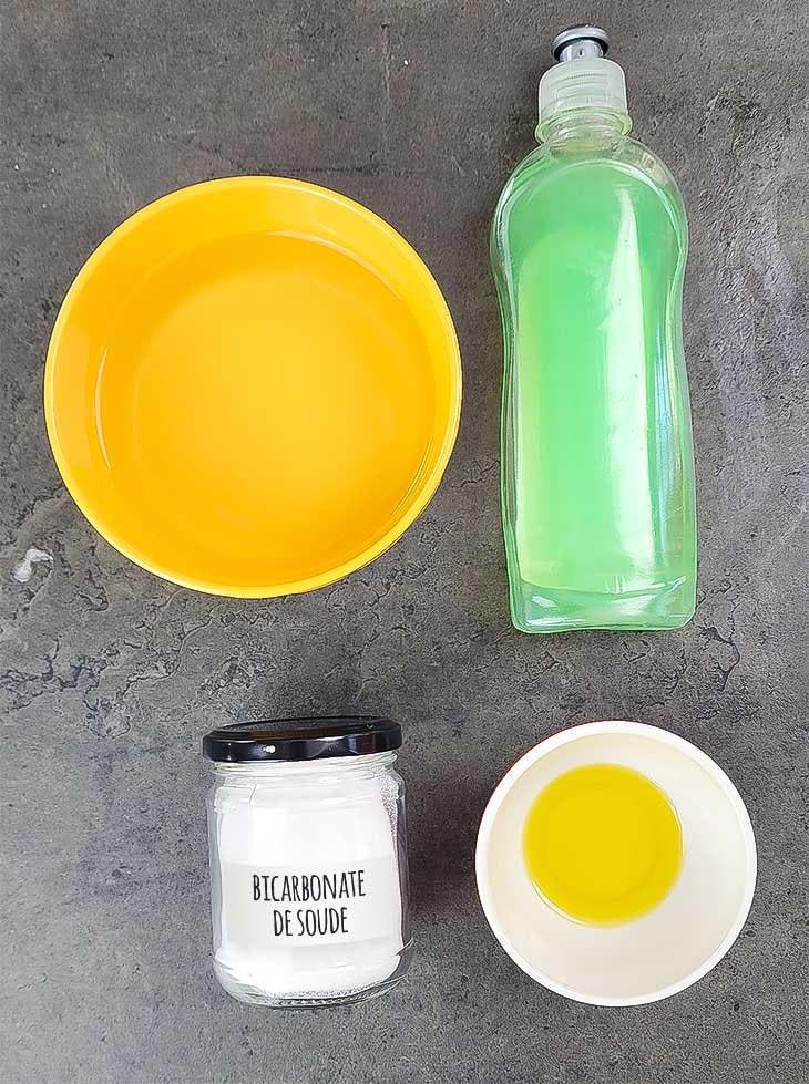 Backpulver, Olivenöl, Spülmittel und Wasser