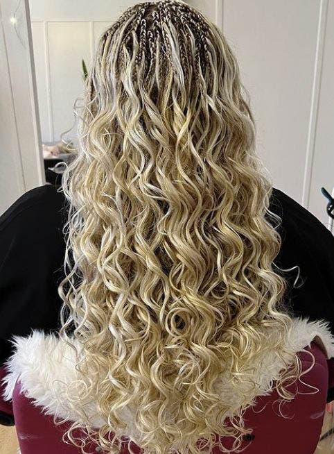 Blond doré avec micro-tresses Blond doré avec micro-tresses