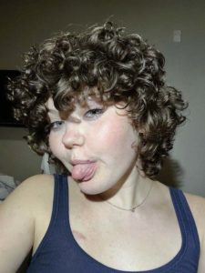 15 idées de coupes de cheveux pour les visages ronds avec double menton