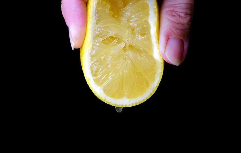 Frasco cheio de suco de limão