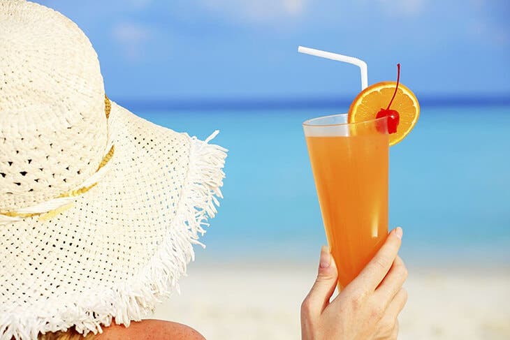 Bevi una bibita fresca davanti alla spiaggia