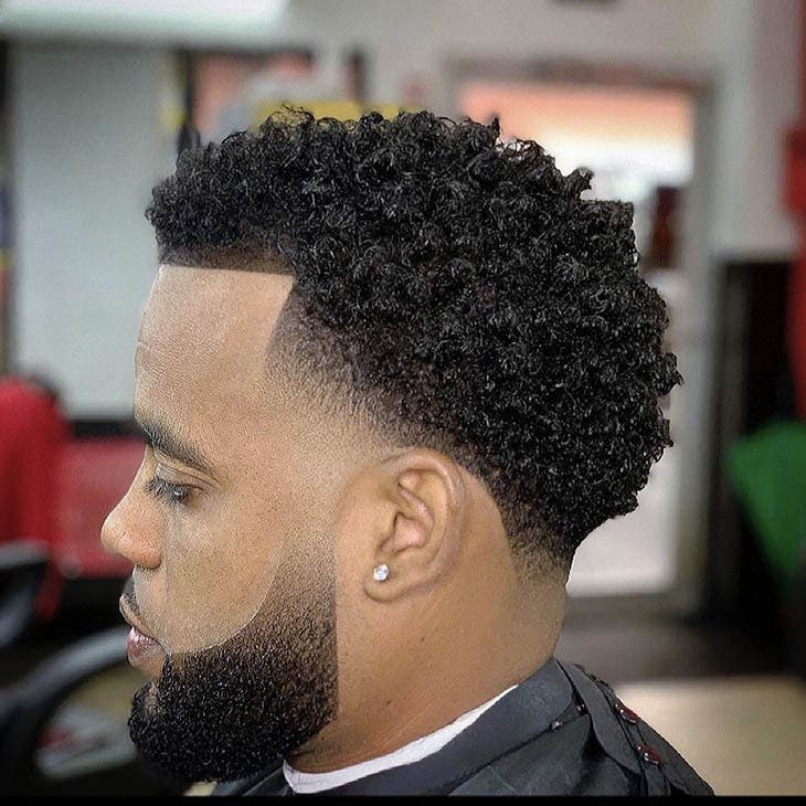 Boucles courtes avec barbe Boucles courtes avec barbe