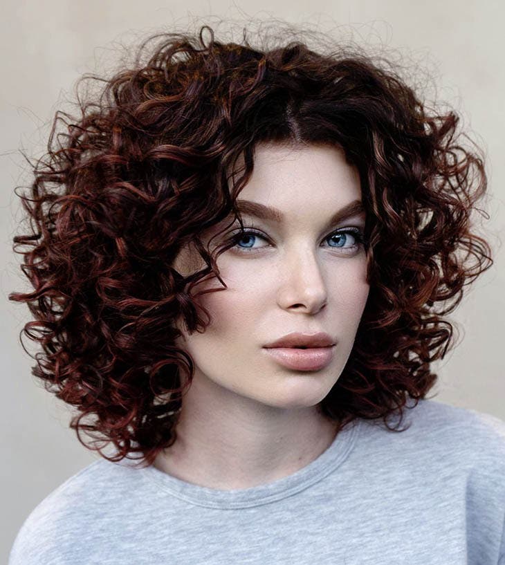 Boucles naturelles avec frisottis assumés