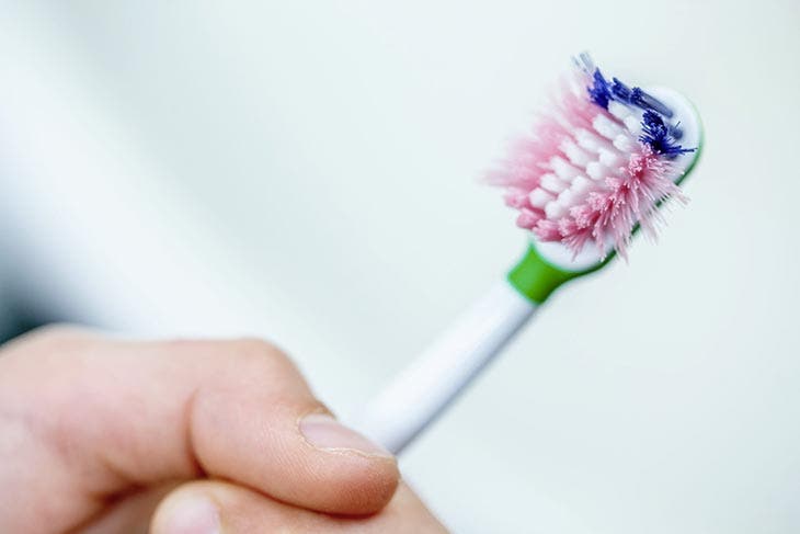 Risciacqua lo spazzolino da denti