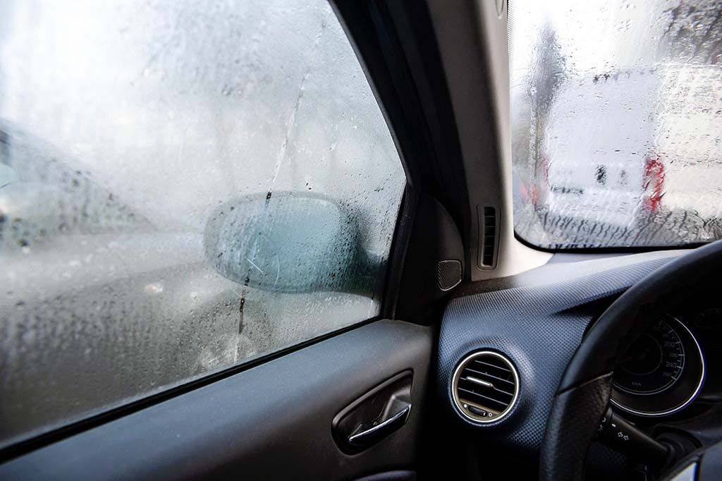 Embaçamento nas janelas do carro