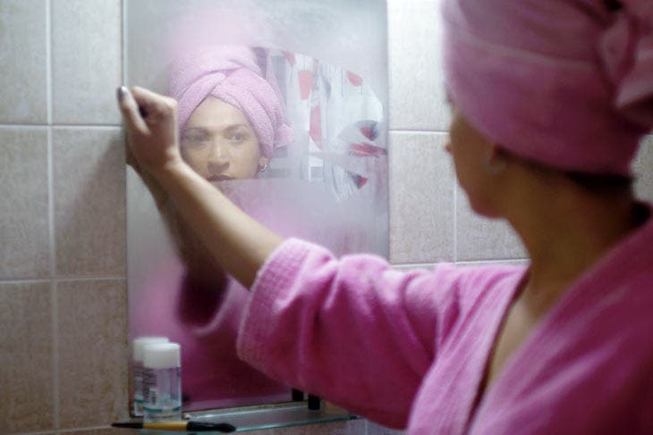 Buée sur un miroir de salle de bain