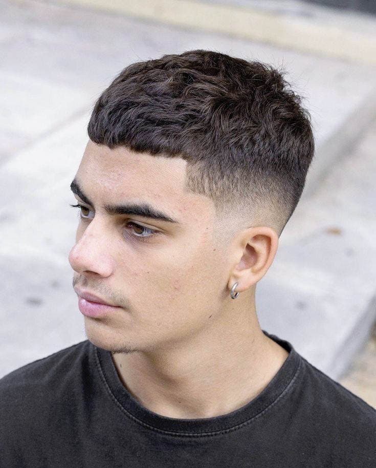 Buzz cut avec fondu moyen Buzz cut avec fondu moyen
