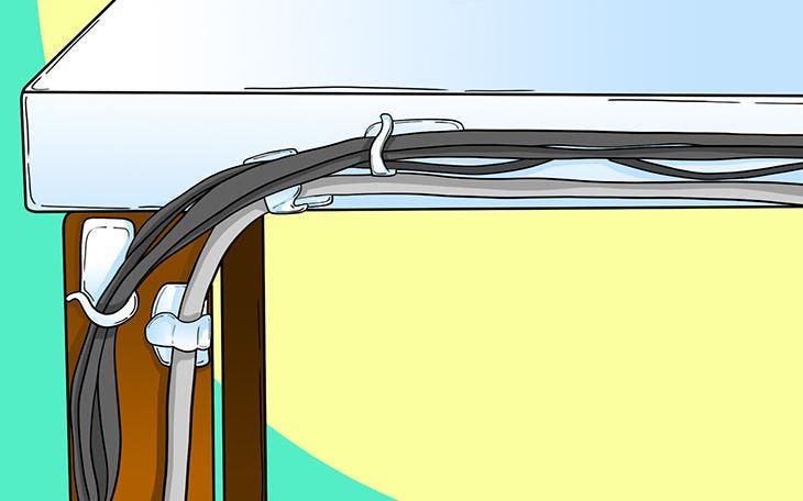 Cabos elétricos pendurados na parte de trás de um móvel