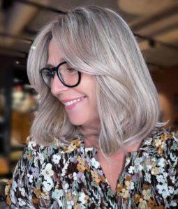 20 coupes dégradées effilées avec frange pour femmes de 50 ans