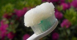 Ce dentifrice maison à l’huile de coco permet de prévenir les caries et de soigner vos dents abimées