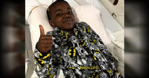 Ce garçon de 8 ans célèbre sa victoire contre le cancer du cerveau au stade 4, envoyons-lui tout notre amour et notre soutien