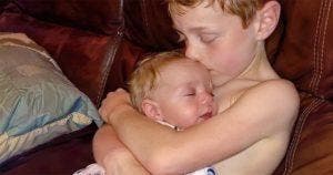 Ce garçon qui a toujours voulu avoir un frère tient enfin son petit frère dans les bras