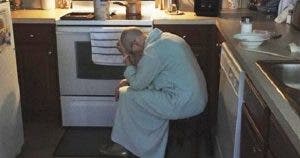 Ce mari voit sa belle-mère épuisée dans la cuisine - son cœur se brise quand il réalise pourquoi elle est assisse là