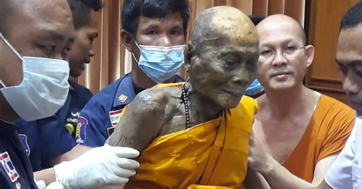 Ce moine bouddhiste déterré sourit encore