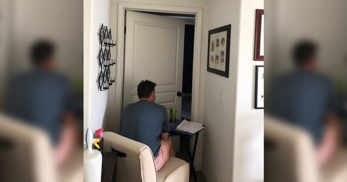 Ce père passe la journée assis devant la porte de sa femme, car il ne peut pas entrer. La raison va vous briser le coeur