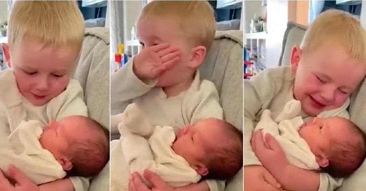 Ce petit garçon n’a pas pu contenir son excitation lorsqu’il a rencontré sa petite sœur la première fois