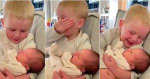 Ce petit garçon n’a pas pu contenir son excitation lorsqu’il a rencontré sa petite sœur la première fois