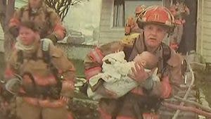 Ce pompier sauve un bébé de 9 mois