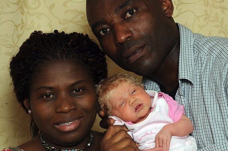 Ces parents noirs mettent au monde un bébé blanc aux yeux bleus