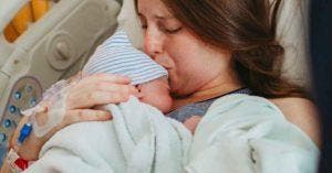 Ces photos capturent des moments inoubliables entre les mamans et leurs bébés le jour de l’accouchement