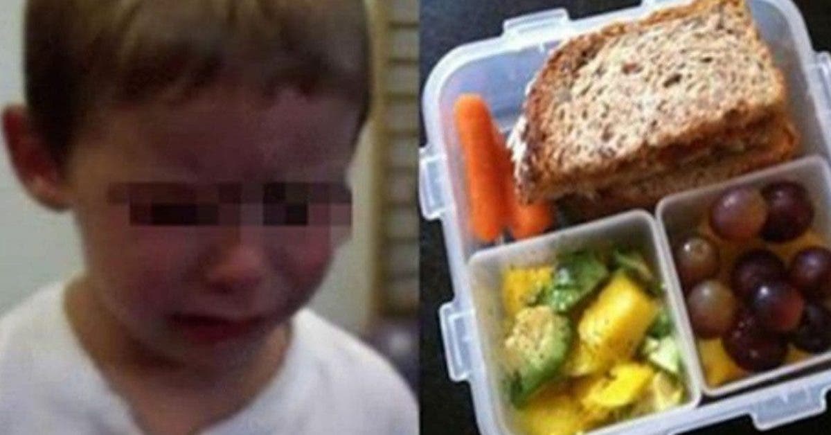 Cet enfant de 4 ans est en larmes après qu’un enseignant jette son déjeuner à la poubelle en lui disant qu’il ne pourra jamais le manger à l’école