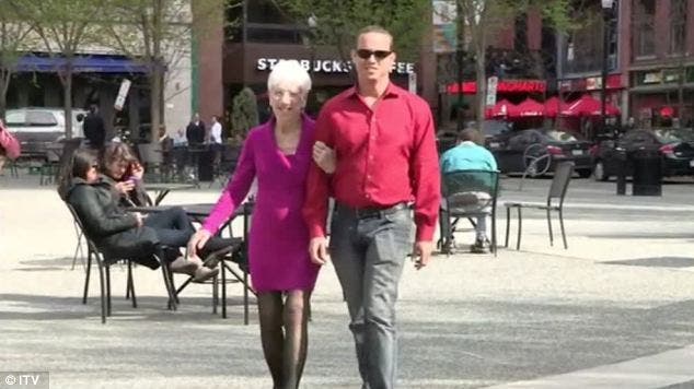 Cet homme de 31 ans est fier de présenter sa fiancée de 91 ans