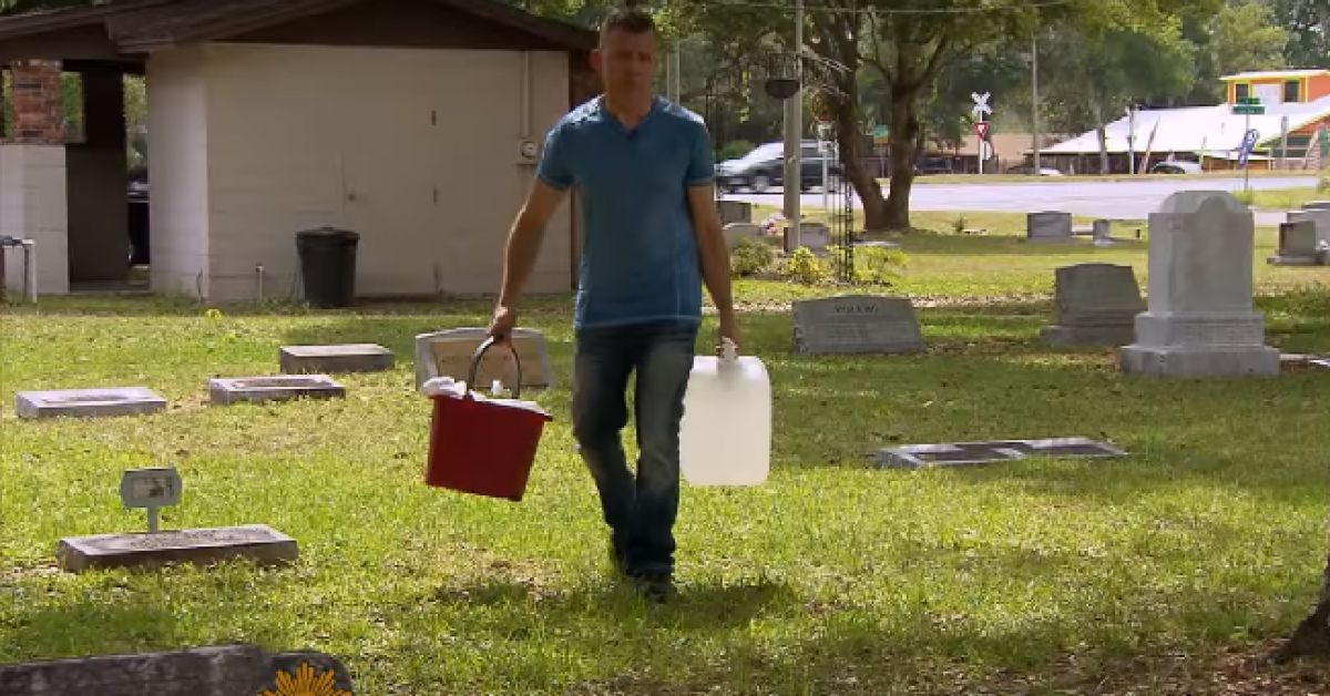 Cet homme va au cimetière avec un grand sac le dimanche, ce qu’il fait ensuite fait pleurer tout le monde !