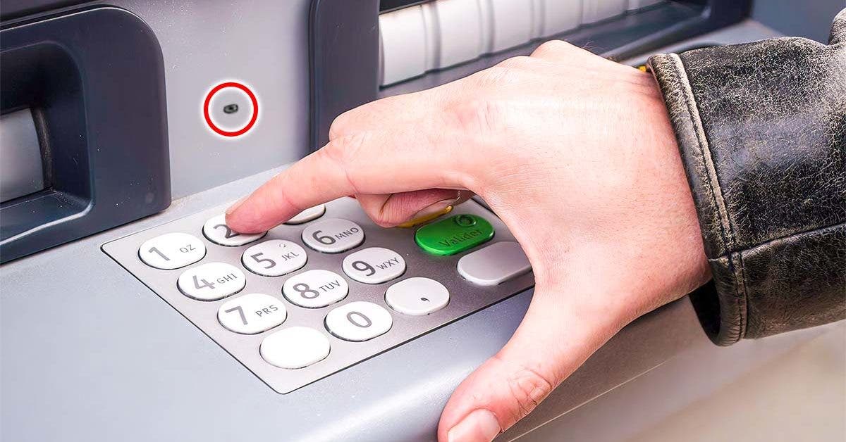 Cette arnaque au guichet automatique copie votre carte bancaire pour vider vos comptes. Comment l’éviter final